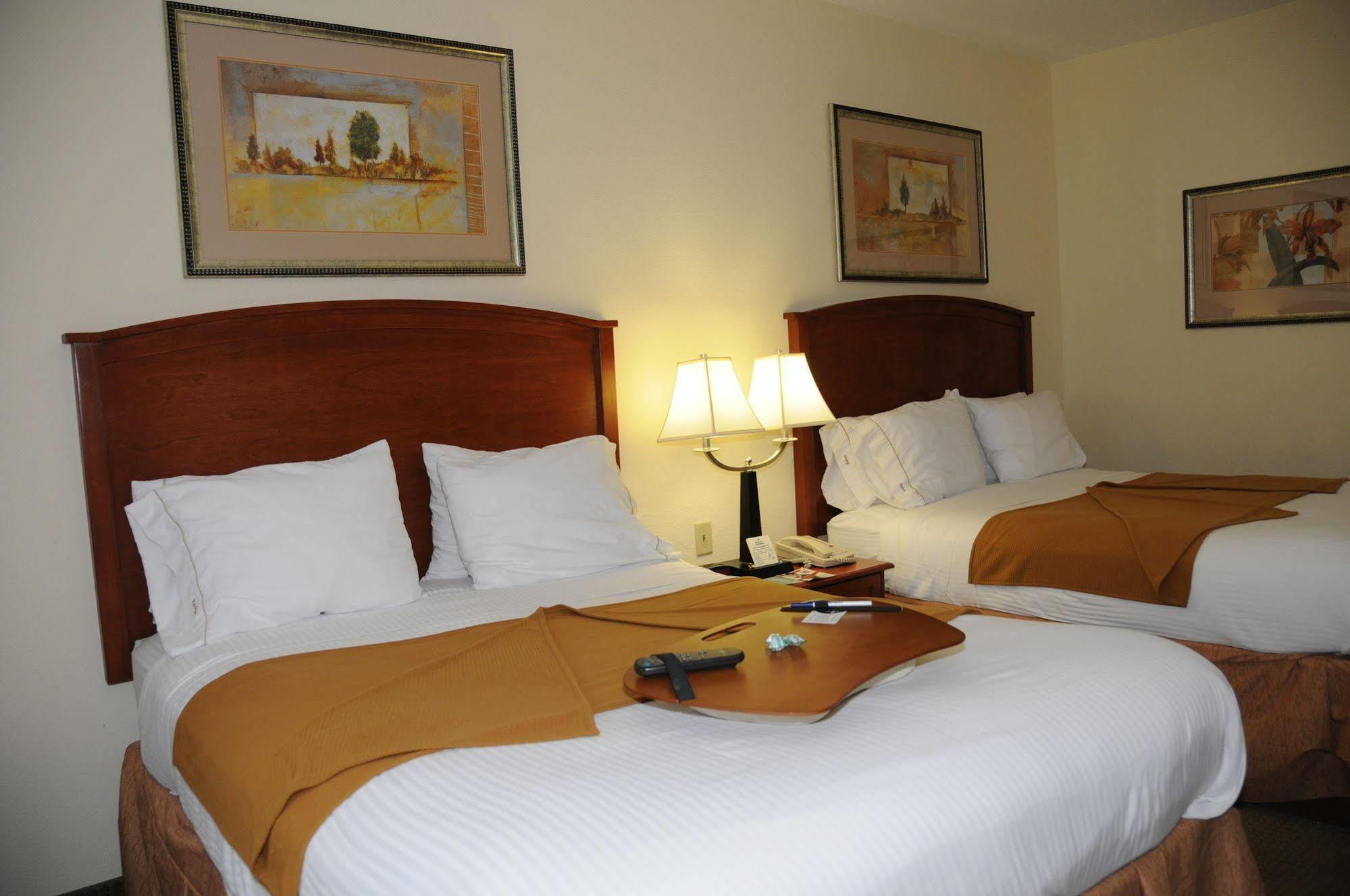 Holiday Inn Express Hotel & Suites Dallas - Grand Prairie I-20 By Ihg Екстериор снимка